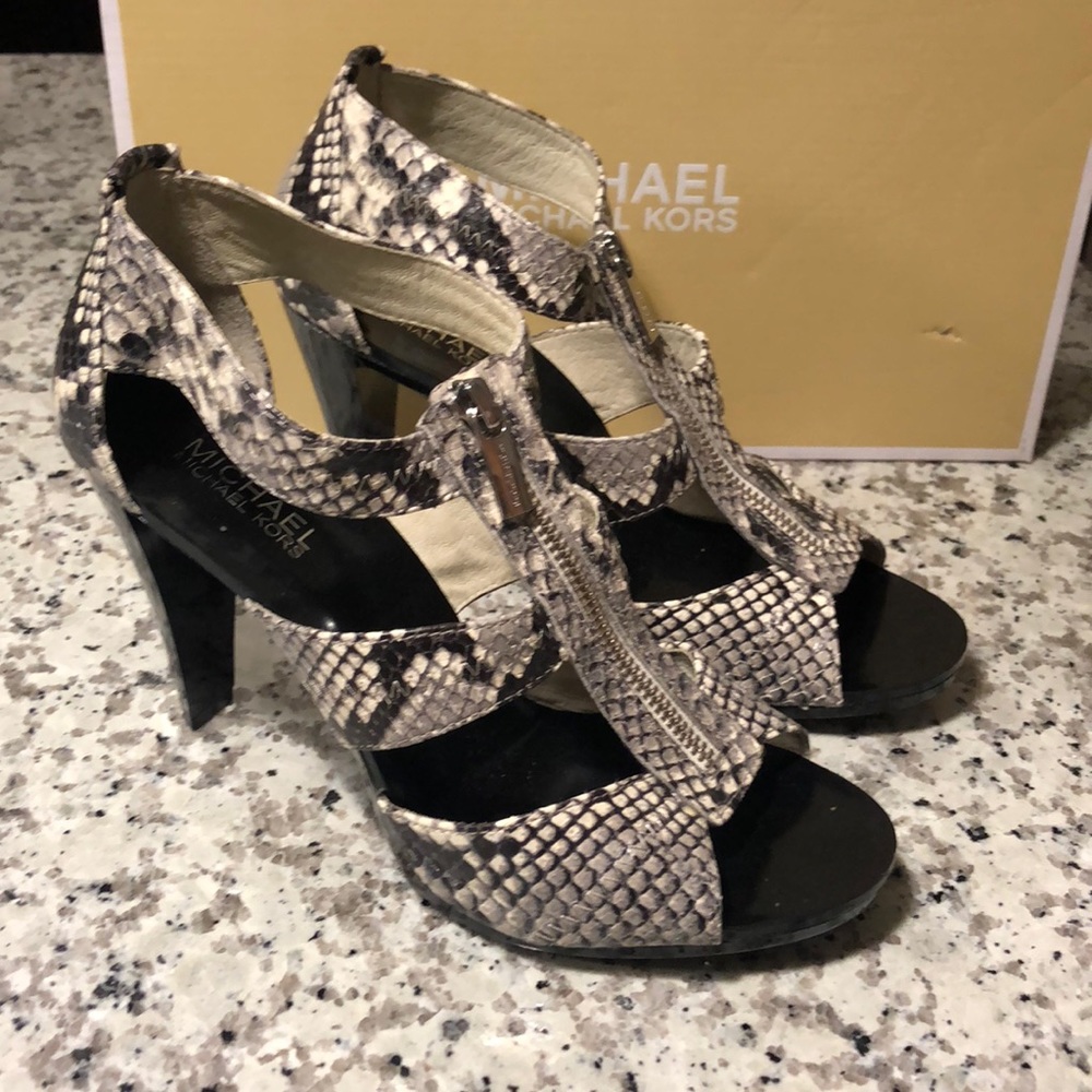 MICHAEL KORS BERKLEY T STRAP SANDALS SZ 9